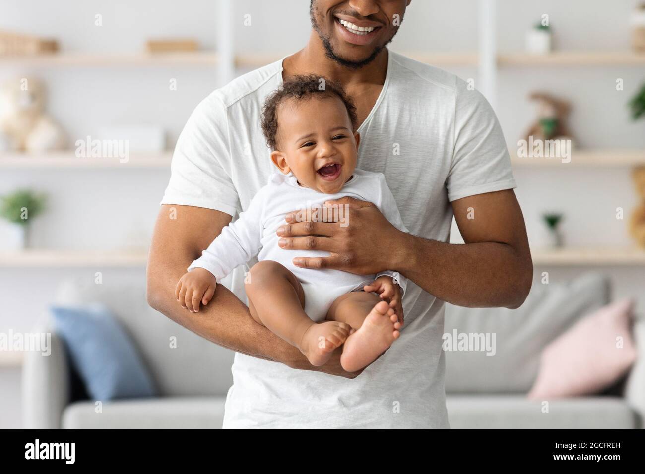 Photo Courte De Pere Noir Heureux Tenant Son Bebe Mignon Petit Rire Pendant Qu Ils Se Detendent Ensemble A La Maison Adorable Enfant Afro Americain De Bebe Photo Stock Alamy Photo Courte De Pere Noir Heureux Tenant Son Bebe Mignon Petit Rire Pendant Qu Ils Se Detendent Ensemble A La Maison Adorable Enfant Afro Americain De Bebe Photo Stock Alamy