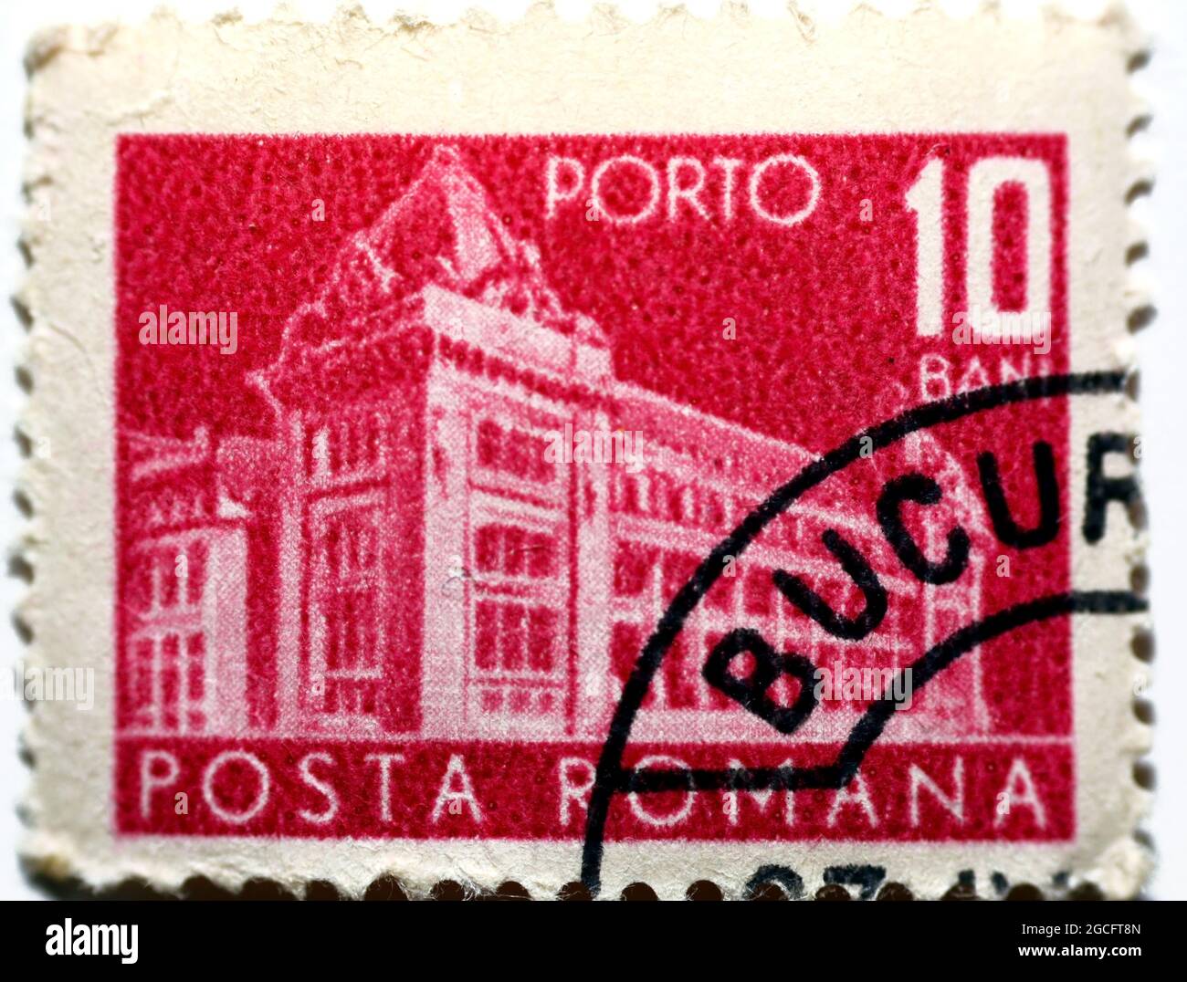 Un ancien timbre-poste utilisé imprimé en Roumanie montre le bâtiment central de la poste (musée national de l'histoire roumaine maintenant), valeur 10 Bani, édition rose Banque D'Images