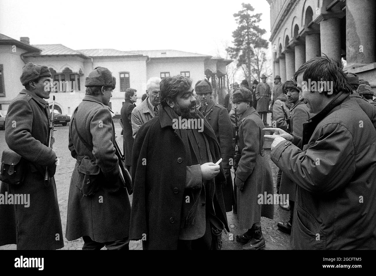 Bucarest, Roumanie, janvier 1990. L'acteur George Mihaita et le philosophe Andrei Pleșu, dans les jours qui suivent la chute du communisme. Banque D'Images