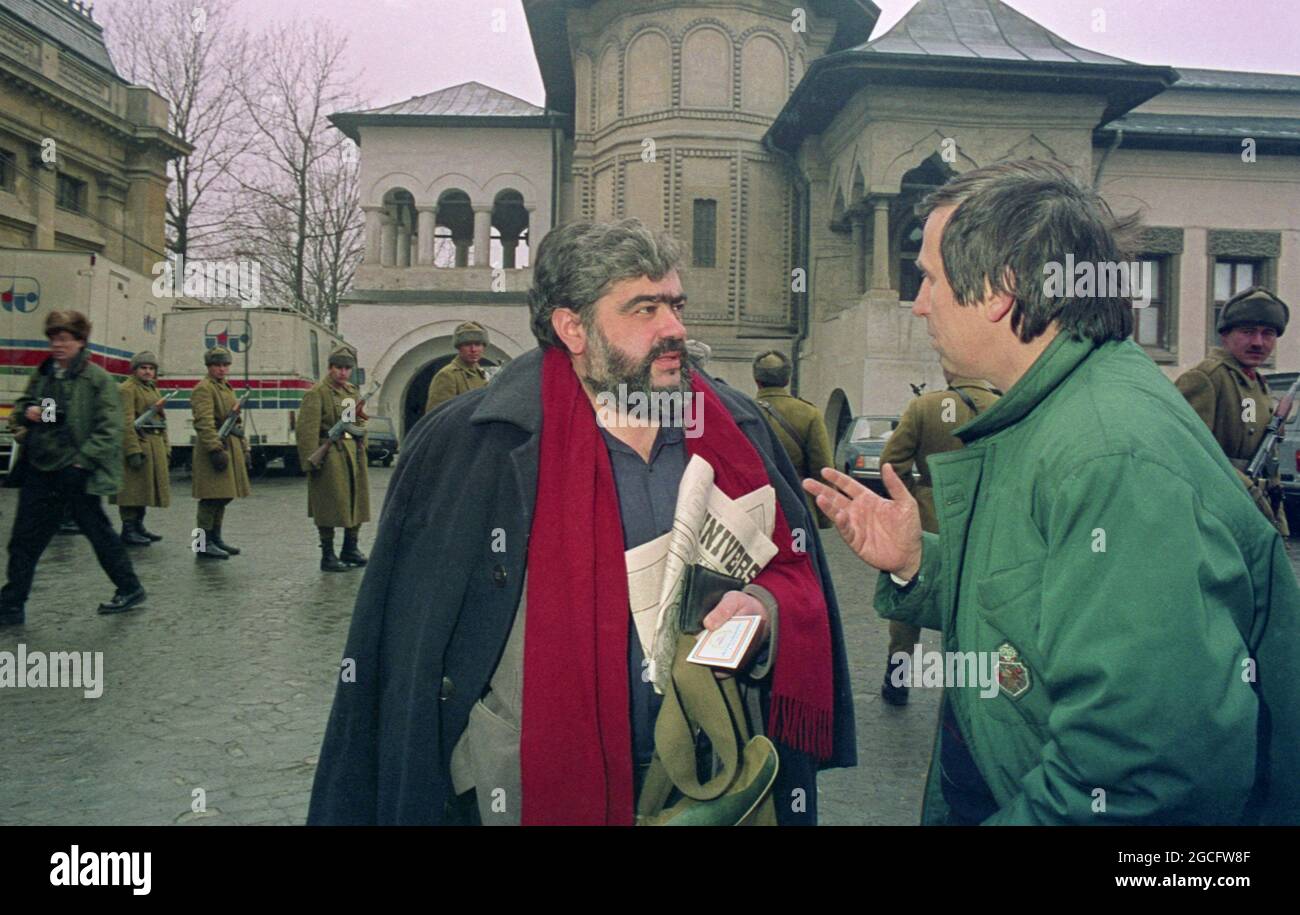 Bucarest, Roumanie, janvier 1990. L'acteur George Mihaita et le philosophe Andrei Pleșu, dans les jours qui suivent la chute du communisme. Banque D'Images