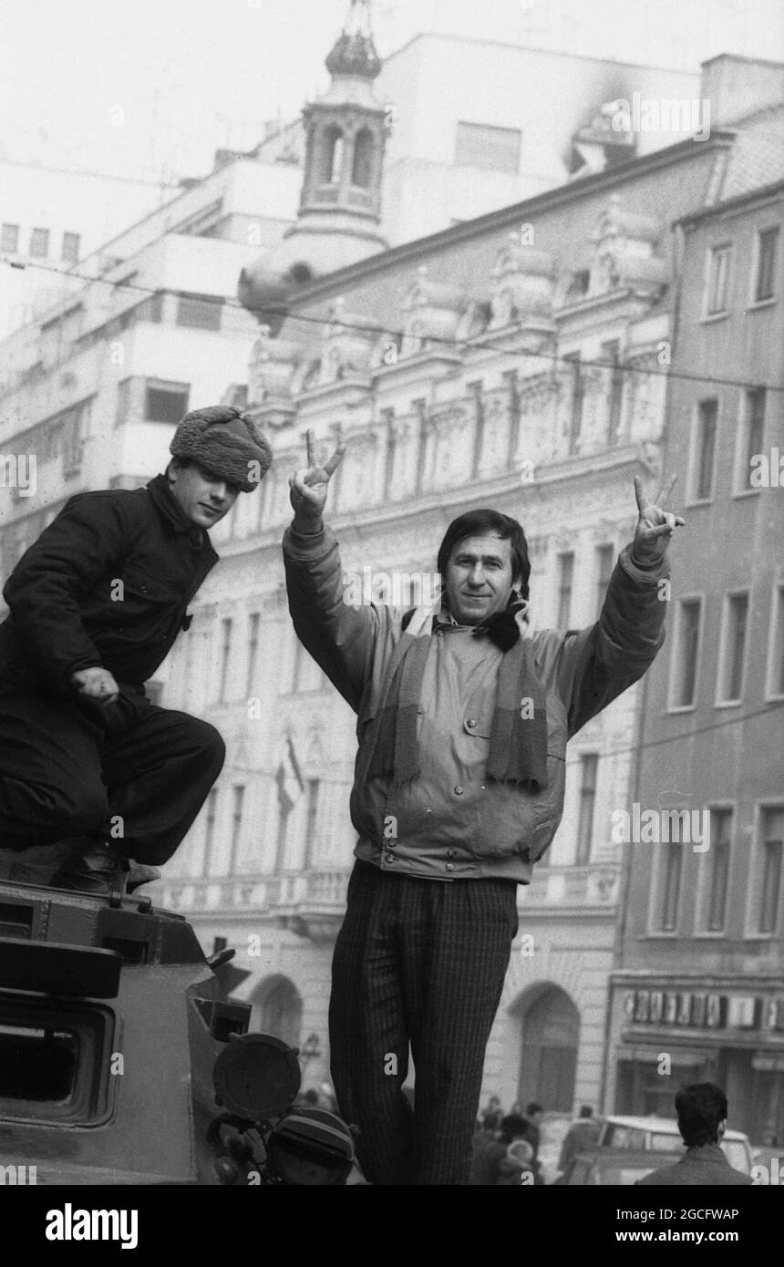 Bucarest, Roumanie, janvier 1990. L'acteur George Mihaita discutant avec les soldats dans les rues dans les jours troumpants juste après la chute du communisme. Banque D'Images