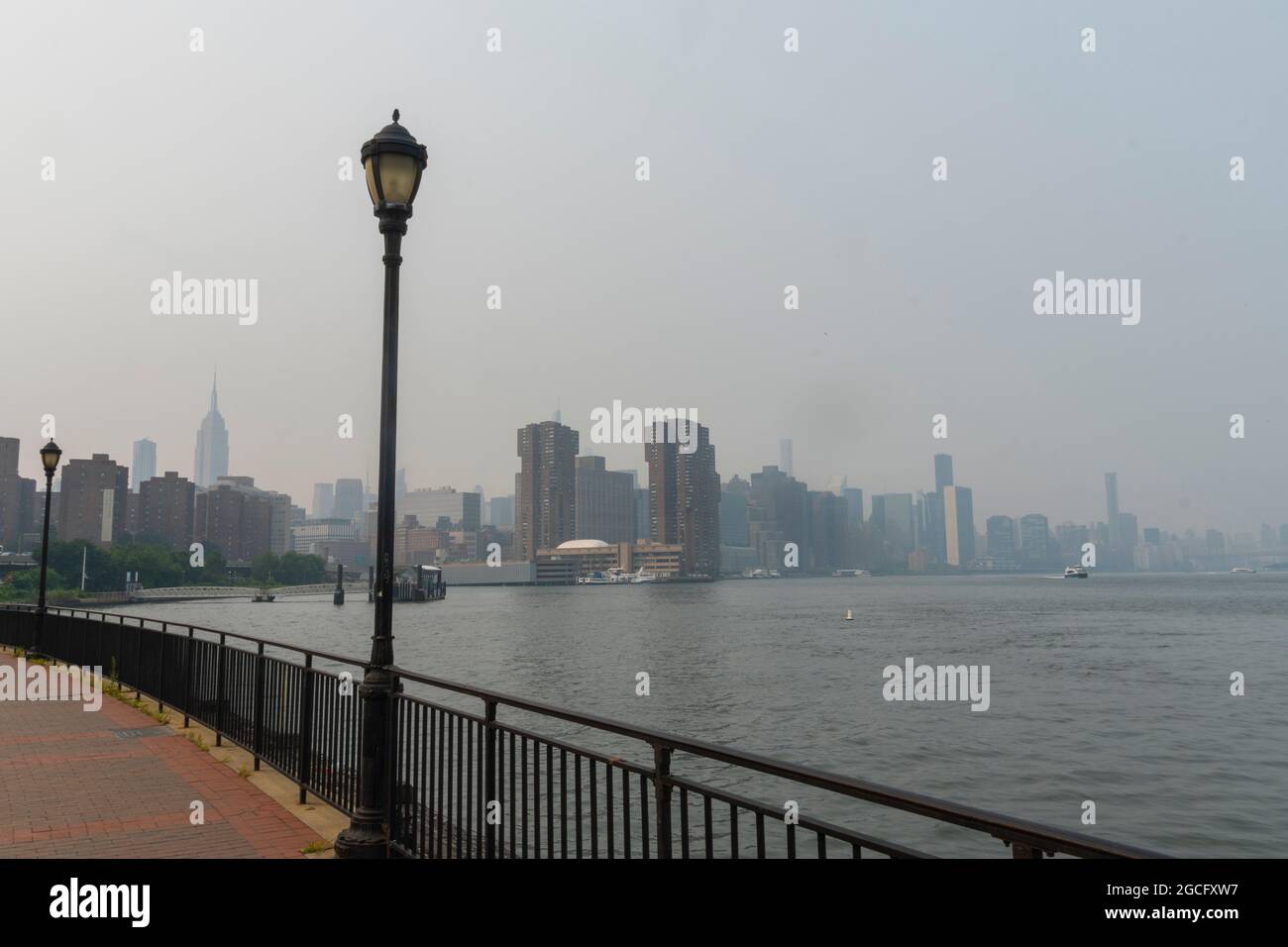 La fumée de feu de forêt de l'État-Ouest des États-Unis est arrivée à New York Banque D'Images