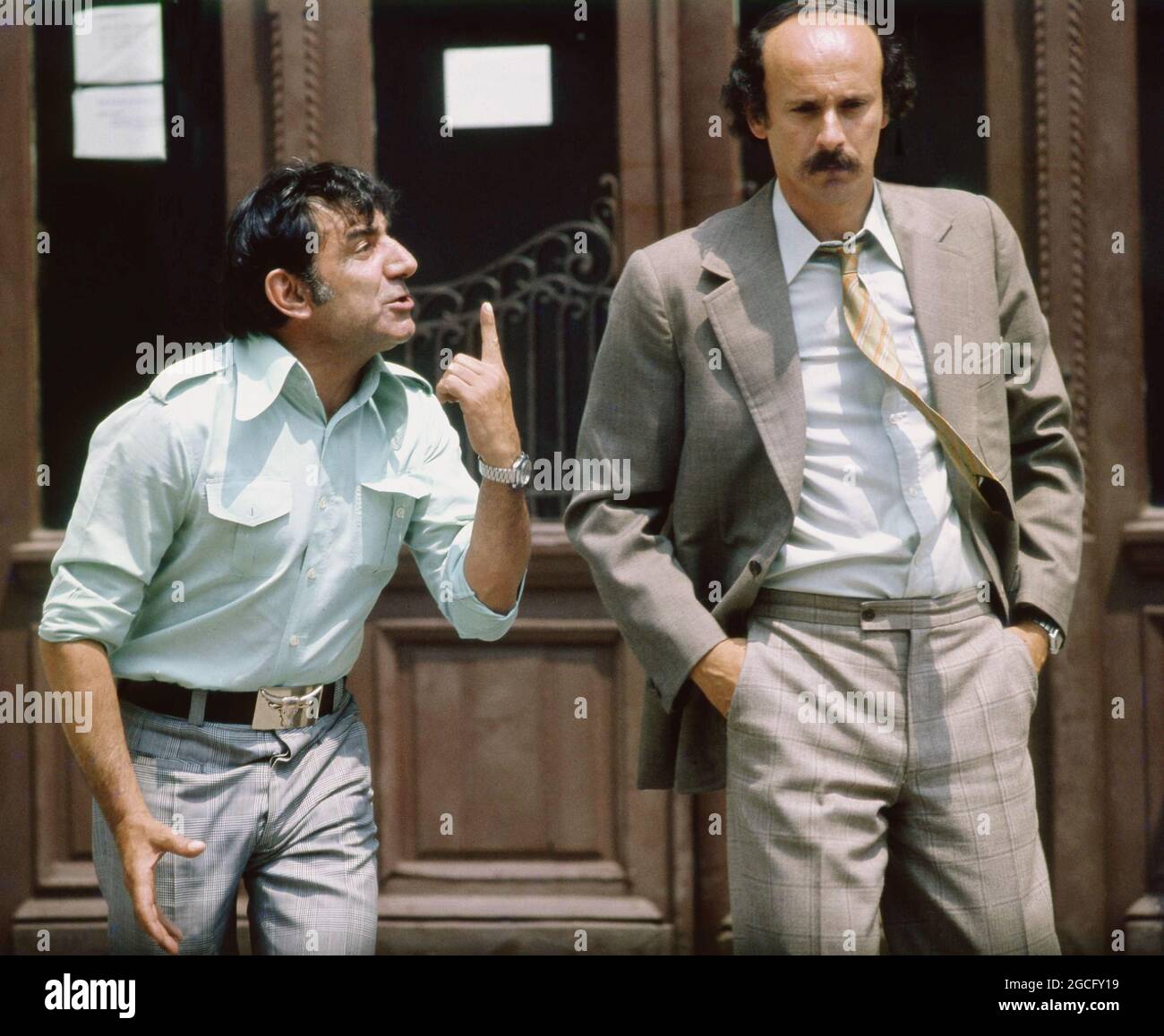 Acteurs roumains Jean Constantin & Ovidiu Schumacher dans le film 'Omul  CARE ne tremelie' (1979), réalisateur Manole Marcus Photo Stock - Alamy