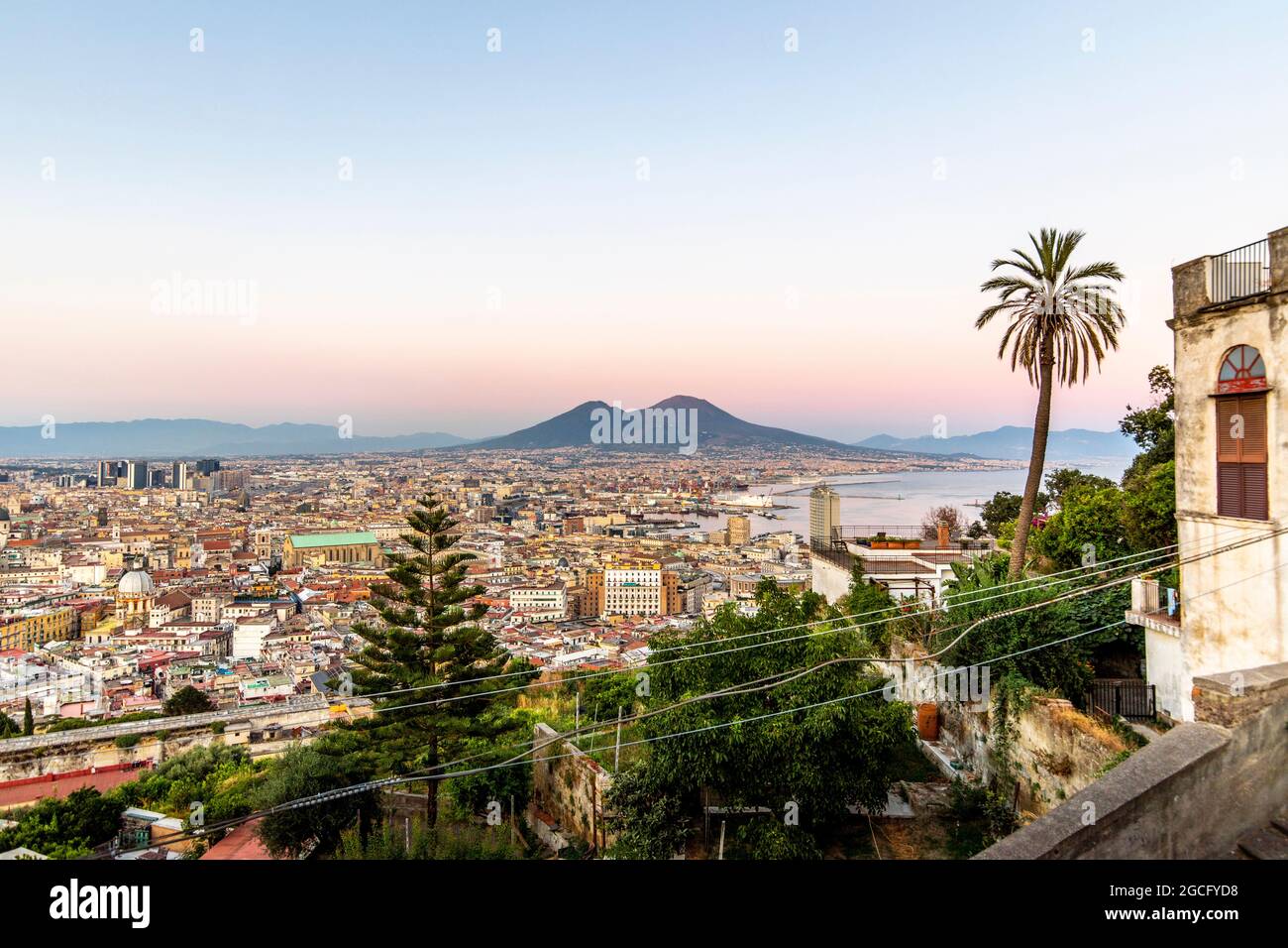 Napoli, Italie - 11 juillet 2021: Baie de Naples et Vésuve volcan en arrière-plan au coucher du soleil dans un jour d'été en Italie, Campanie Banque D'Images