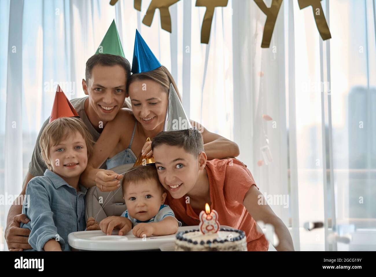 Une Bonne Famille Avec Des Amis Fete L Anniversaire D Un Enfant De 8 Mois La Premiere Annee De Vie Fete A Domicile Photo Stock Alamy