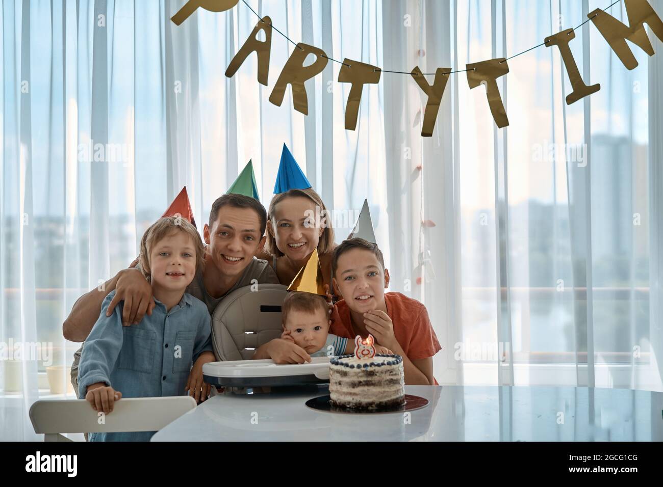 Une Bonne Famille Avec Des Amis Fete L Anniversaire D Un Enfant De 8 Mois La Premiere Annee De Vie Fete A Domicile Photo Stock Alamy
