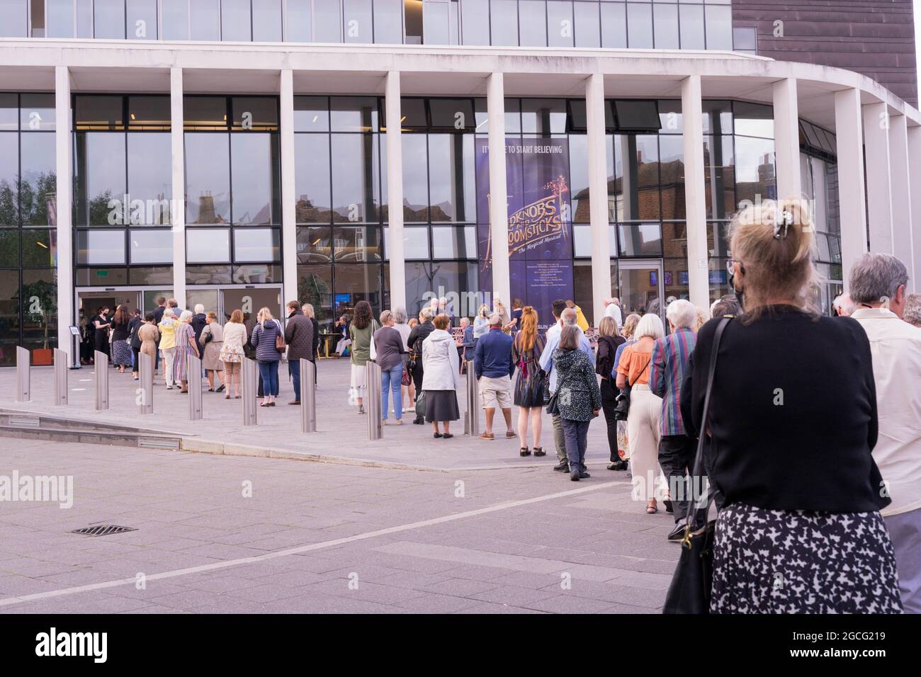 Homme et femme, soirée en famille, file d'attente à l'extérieur du théâtre Marlowe Banque D'Images