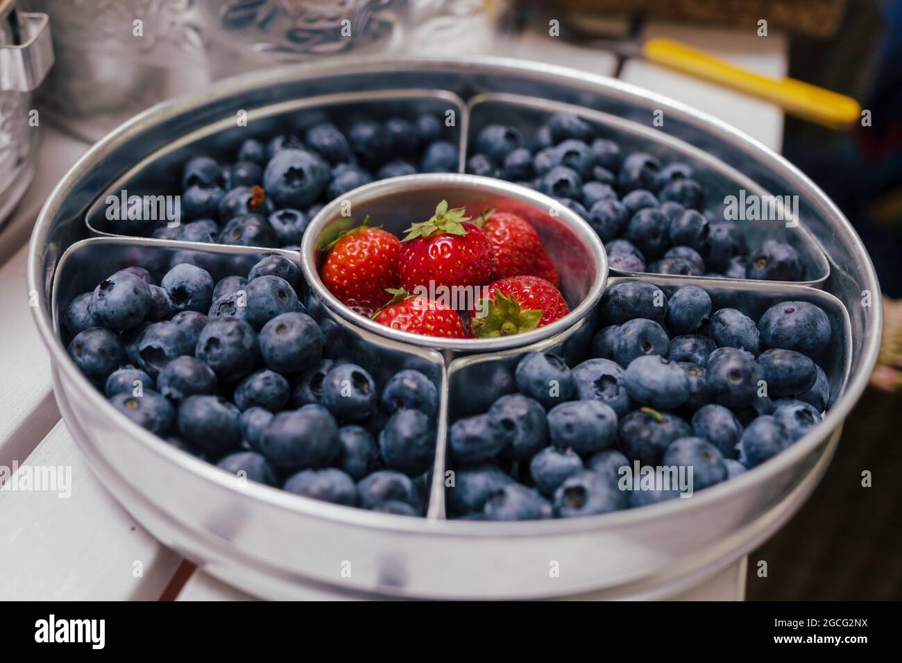 un plateau de bleuets et de fraises Banque D'Images