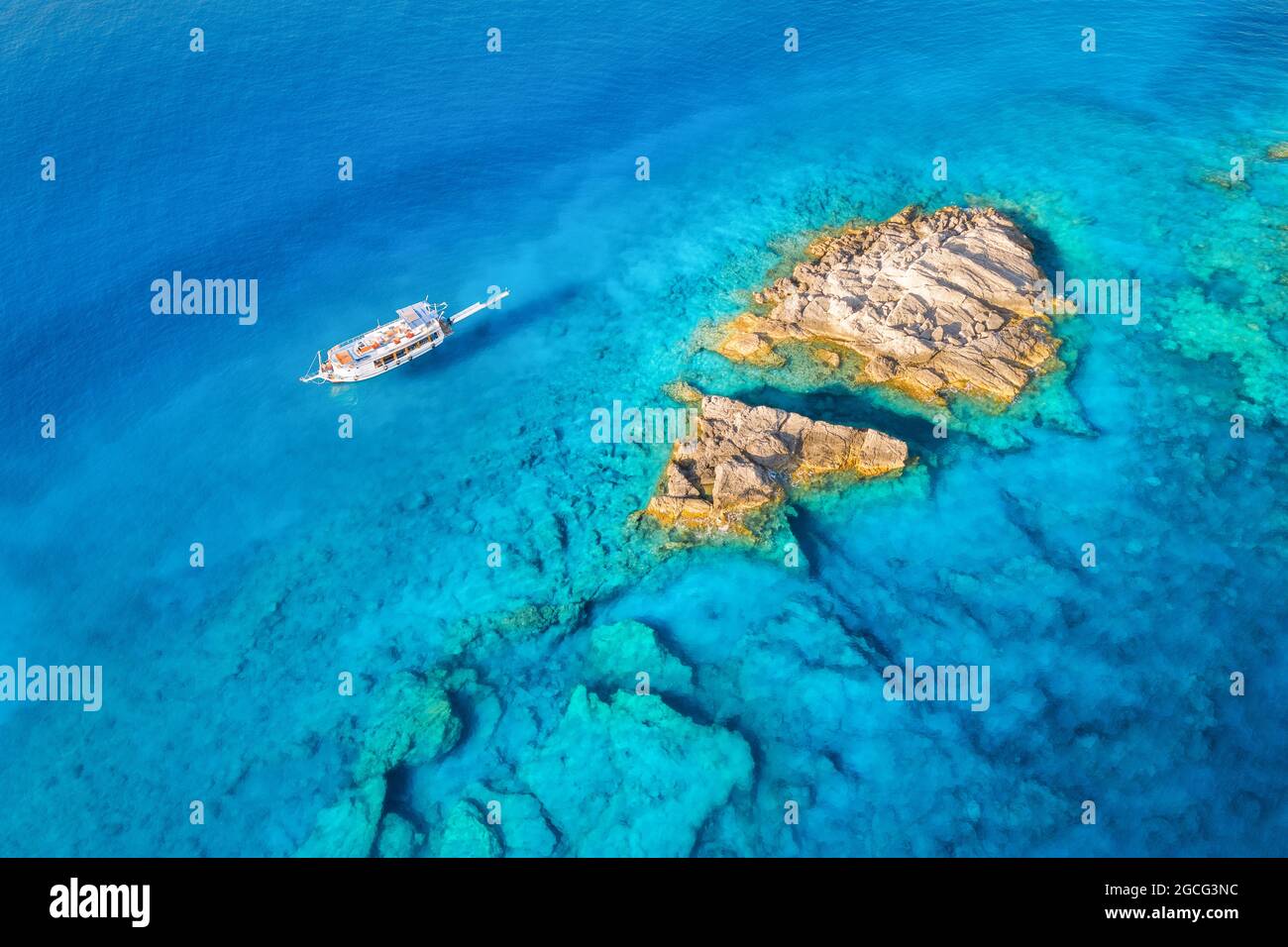 Vue aérienne du magnifique yacht sur la mer et des rochers par temps ensoleillé Banque D'Images