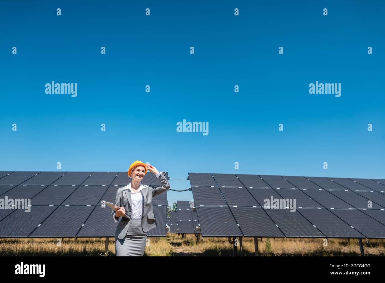 Femme d'affaires ou de l'investisseur l'inspection de sa ferme solaire Banque D'Images