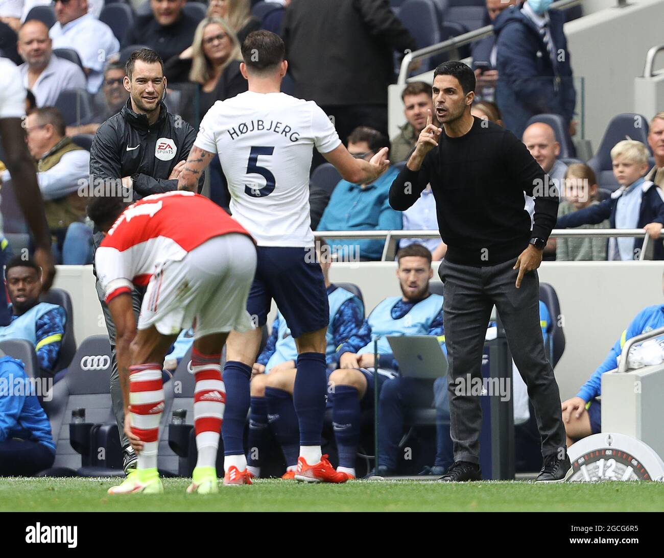 Londres, Angleterre, le 8 août 2021. Mikel Arteta, le directeur de l'arsenal, s'adresse à Pierre-Emile Hojberg de Tottenham Hotspur après leur affrontement sur la touche lors du match d'avant-saison au Tottenham Hotspur Stadium, Londres. Crédit photo à lire: Paul Terry / Sportimage crédit: Sportimage / Alay Live News Banque D'Images