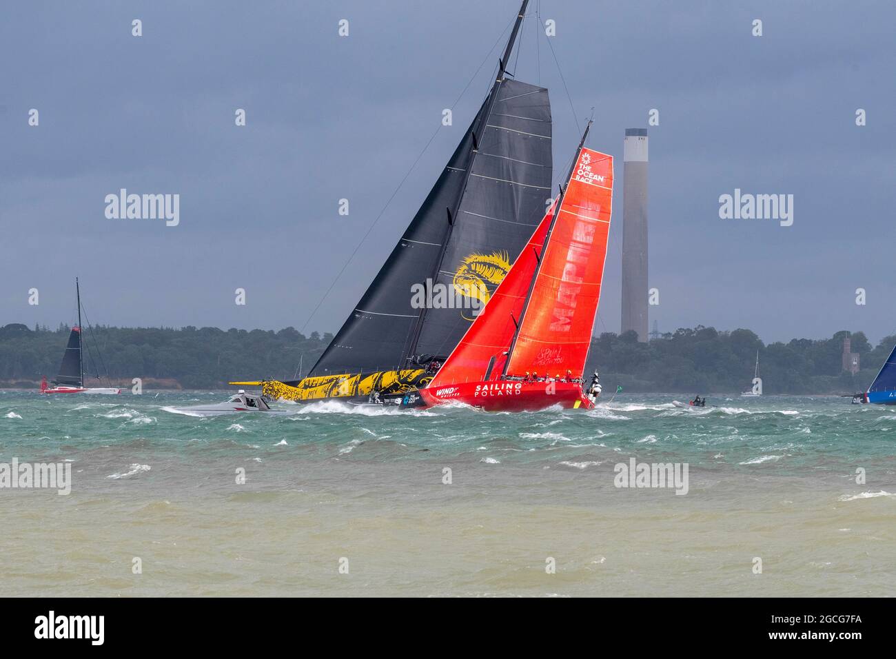 Cowes Isle of Wight, Royaume-Uni. 8 août 2021. Rolex Fastnet; le tout nouveau Club Swan de 125 pieds ‘Skorpios’ et Sailing Pologne se dirigeant du Solent en 35 noeuds de vent au début de la course Fastnet. Credit Gary Blake /Alay Live News Banque D'Images
