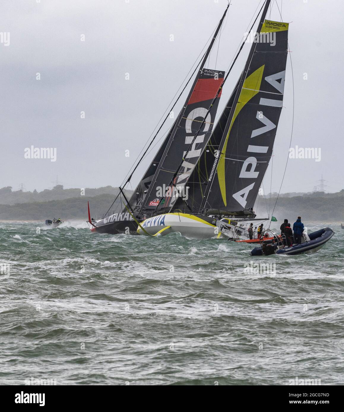 Cowes Isle of Wight, Royaume-Uni. 8 août 2021. Rolex Fastnet; IMOCA 60 qui sort du Solent en 35 noeuds de vent au début de la course Fastnet. Credit Gary Blake /Alay Live News Banque D'Images