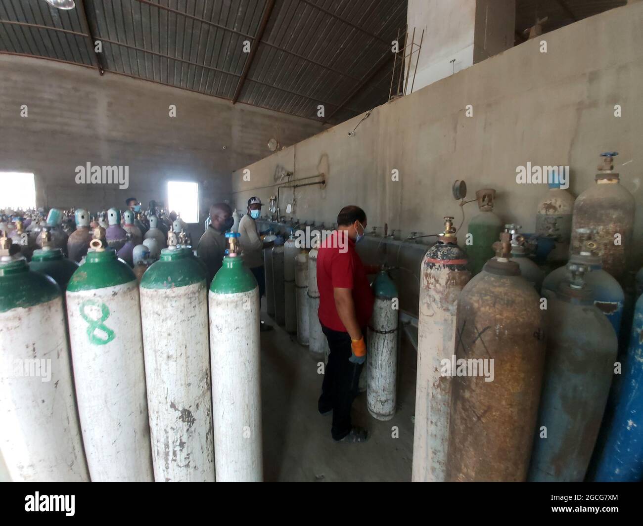 Tajura, Libye. 8 août 2021. Les travailleurs remplissent des bouteilles d'oxygène dans une usine d'oxygène à Tajura, en Libye, le 8 août 2021. Le Ministère libyen de la santé a fourni de l'oxygène à certains hôpitaux de la capitale Tripoli. Les principaux hôpitaux de la ville ont récemment souffert d'un grave manque d'oxygène, car le pays continue d'enregistrer de nouveaux cas de COVID-19. Credit: Hamza Turkia/Xinhua/Alay Live News Banque D'Images