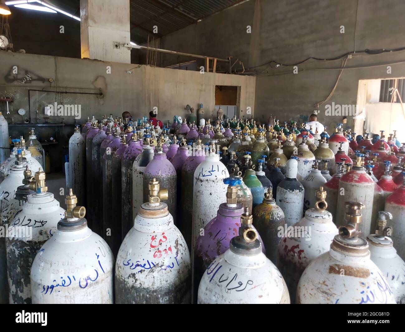 Tajura, Libye. 8 août 2021. Des bouteilles d'oxygène sont vues dans une usine d'oxygène médical à Tajura, en Libye, le 8 août 2021. Le Ministère libyen de la santé a fourni de l'oxygène à certains hôpitaux de la capitale Tripoli. Les principaux hôpitaux de la ville ont récemment souffert d'un grave manque d'oxygène, car le pays continue d'enregistrer de nouveaux cas de COVID-19. Credit: Hamza Turkia/Xinhua/Alay Live News Banque D'Images