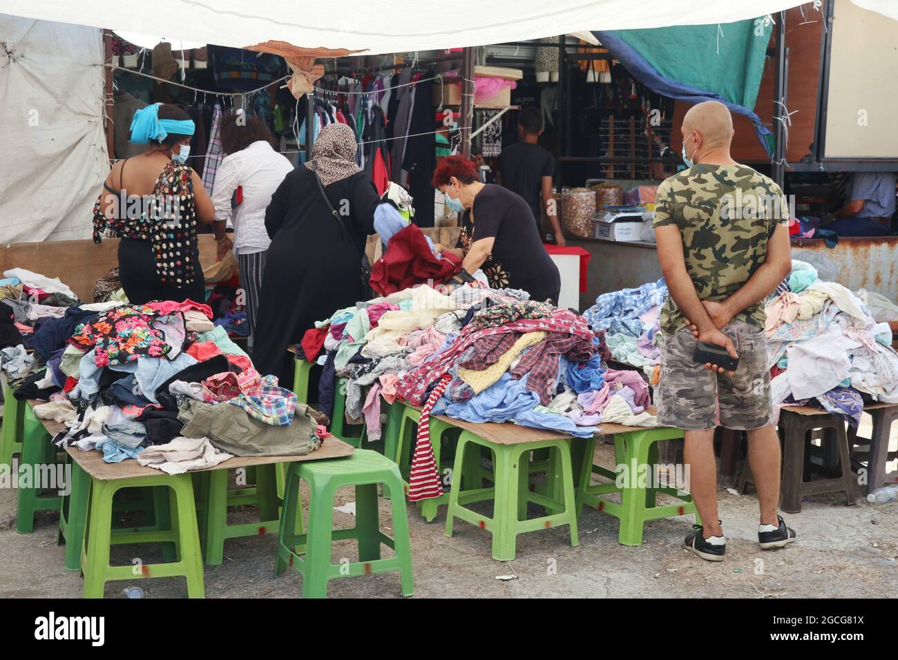 Beyrouth, Liban. 08 août 2021. Tapis en vente à Souq el Ahad (marché du dimanche), Beyrouth, Liban, le 8 août 2021. La hausse des prix est devenue un problème difficile pour le Liban, car plus de la moitié de la population a chuté sous le seuil de pauvreté depuis le début de la crise économique et financière en 2019. La classe moyenne a été effacée et de moins en moins de gens peuvent se permettre d'acheter des chaussures et des vêtements dans les magasins. (Photo d'Elisa Gestri/Sipa USA) crédit: SIPA USA/Alay Live News Banque D'Images