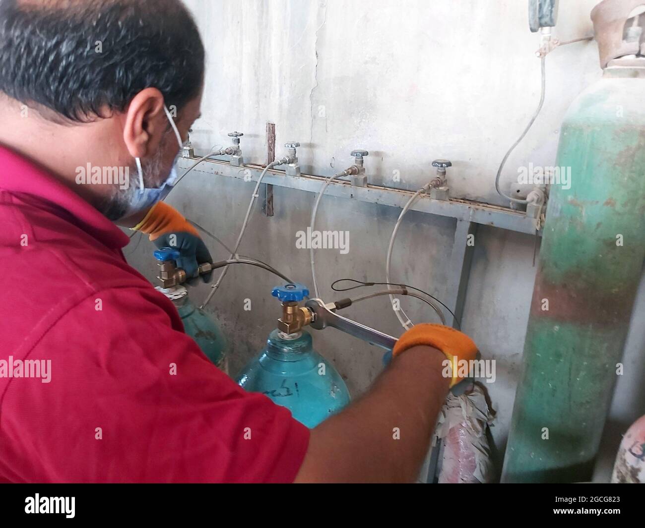 Tajura, Libye. 8 août 2021. Un travailleur remplit des bouteilles d'oxygène dans une usine d'oxygène à Tajura, en Libye, le 8 août 2021. Le Ministère libyen de la santé a fourni de l'oxygène à certains hôpitaux de la capitale Tripoli. Les principaux hôpitaux de la ville ont récemment souffert d'un grave manque d'oxygène, car le pays continue d'enregistrer de nouveaux cas de COVID-19. Credit: Hamza Turkia/Xinhua/Alay Live News Banque D'Images