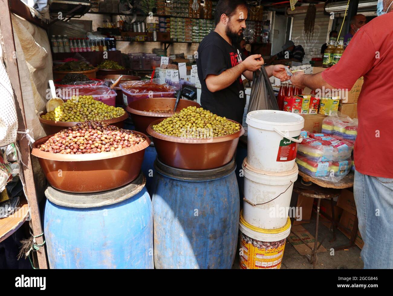 Beyrouth, Liban. 08 août 2021. Un marchand d'épicerie à Souq el Ahad (marché du dimanche), Beyrouth, Liban, le 8 août 2021. La hausse des prix des denrées alimentaires est devenue un problème difficile pour le Liban, car plus de la moitié de la population a chuté sous le seuil de pauvreté depuis le début de la crise économique et financière en 2019. (Photo d'Elisa Gestri/Sipa USA) crédit: SIPA USA/Alay Live News Banque D'Images