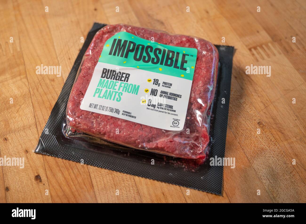 Emballage de viande vegan, marque de marque Impossible Burger sur un panneau de bois Banque D'Images