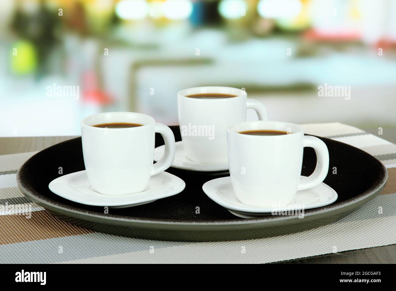 Tasses de café sur plateau sur table dans le café Photo Stock - Alamy