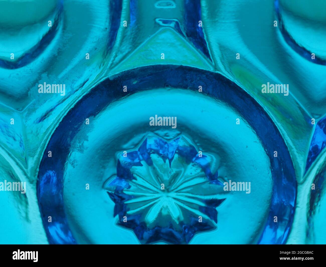 Une photo en gros plan du motif de verre Blue Carnival Banque D'Images