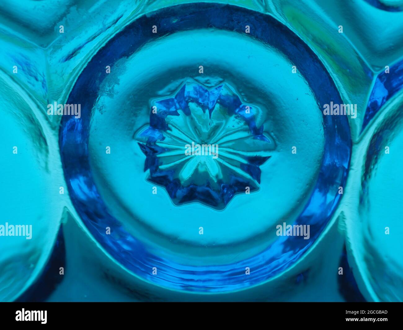 Une photo en gros plan du motif de verre Blue Carnival Banque D'Images