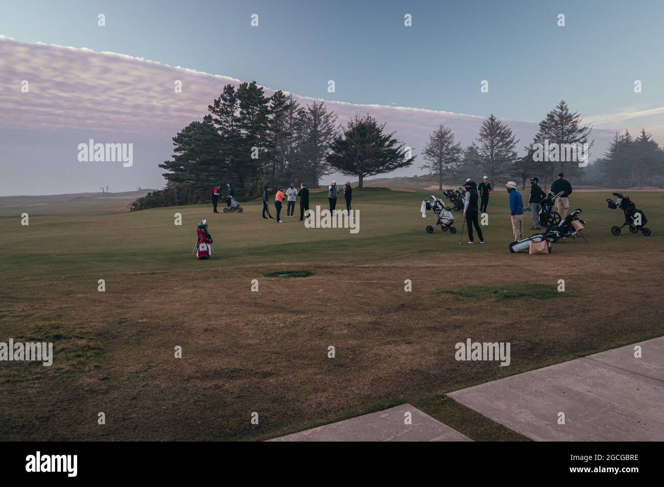 Les gens jouent au golf sur le parcours de Bandon Dunes Sheep Ranch, Oregon Banque D'Images