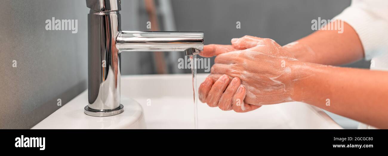 Se laver les mains femme hygiène des mains nettoyer avec du savon comme prévention du virus corona. Bannière panoramique Banque D'Images
