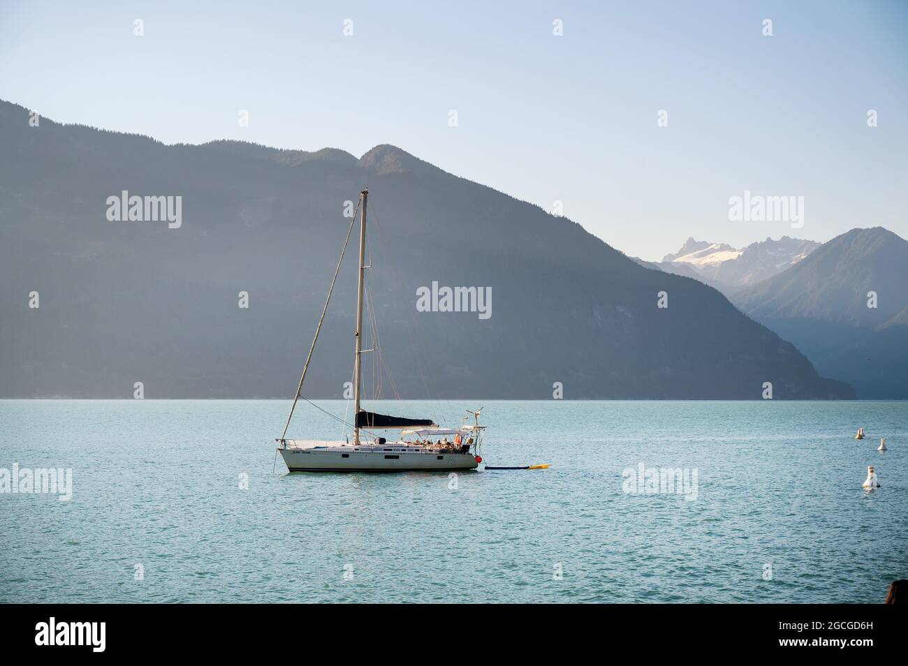 Un voilier amarré près du parc provincial de Porteau Cove, près de Squamish BC, Canada. Banque D'Images