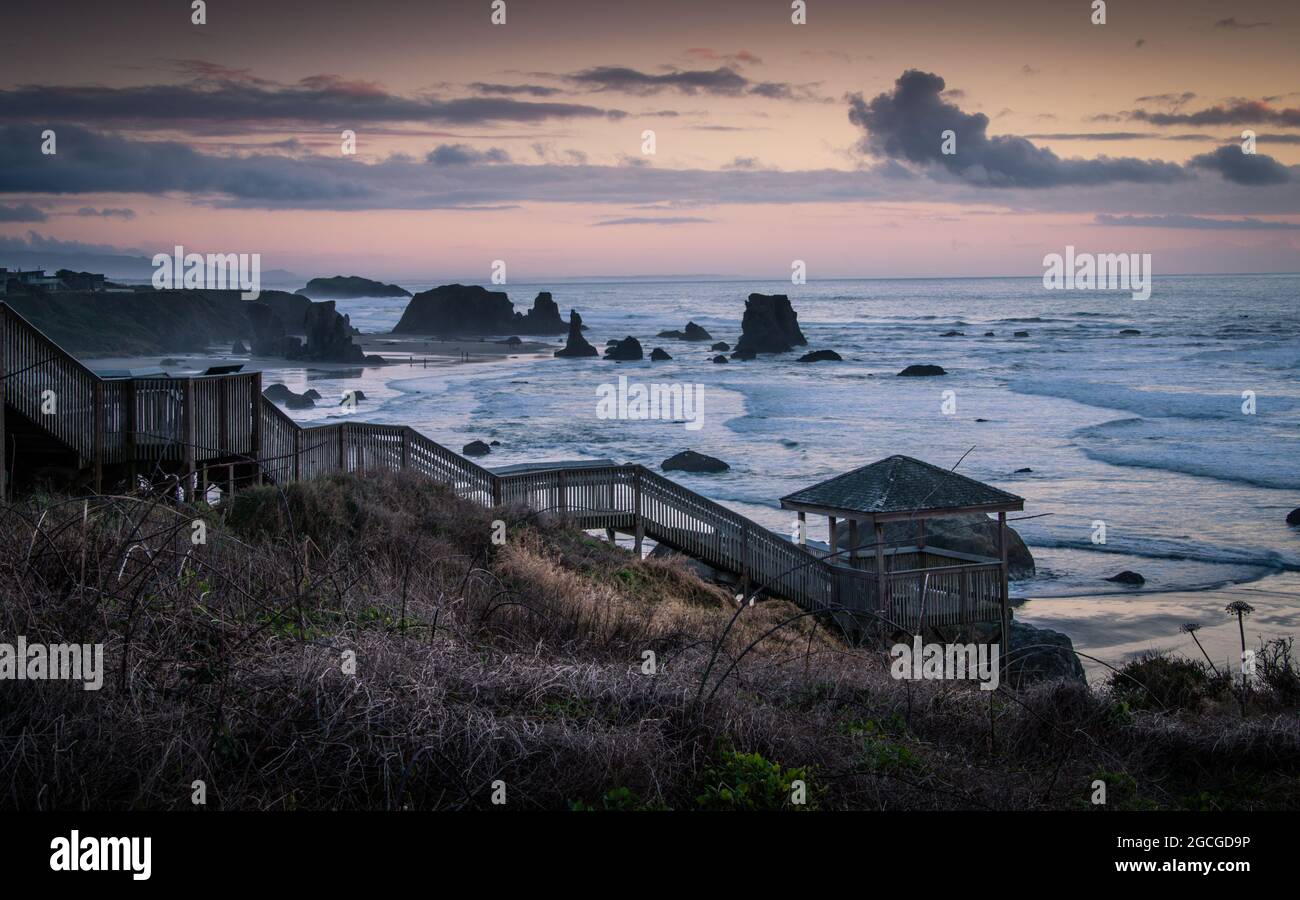 Escaliers descendant vers la plage à Bandon, Oregon Banque D'Images