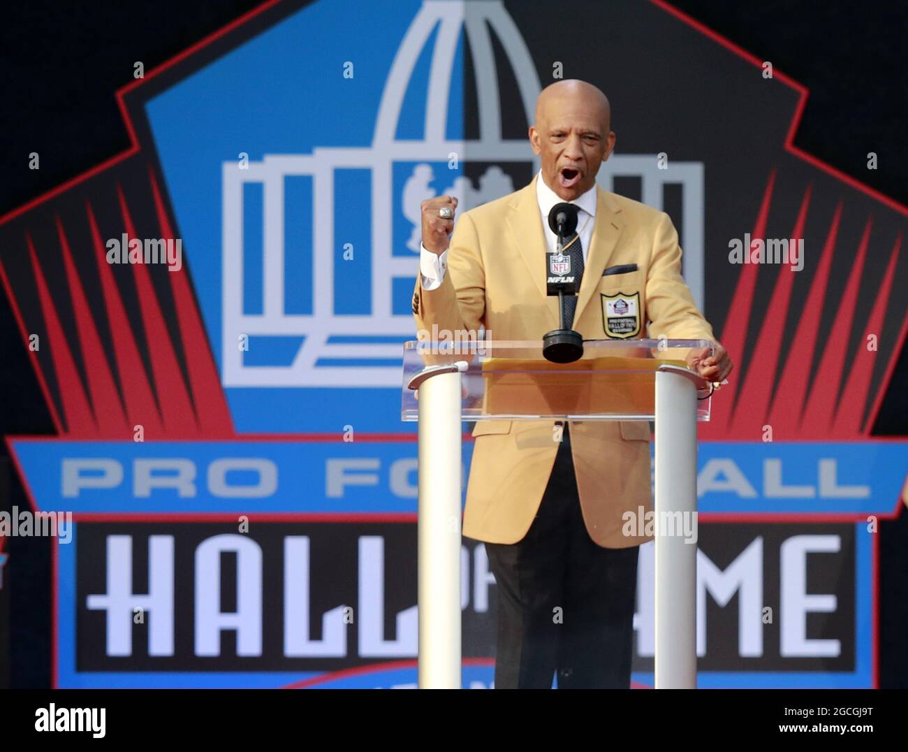 Canton, États-Unis. 08 août 2021. L'intronisé de classe 2021, Drew Pearson (L), parle lors de son enshrinement au Pro football Hall of Fame au Tom Benson Hall of Fame Stadium de Canton, Ohio, le dimanche 8 août 2021. Photo par Aaron Josefczyk/UPI crédit: UPI/Alay Live News Banque D'Images