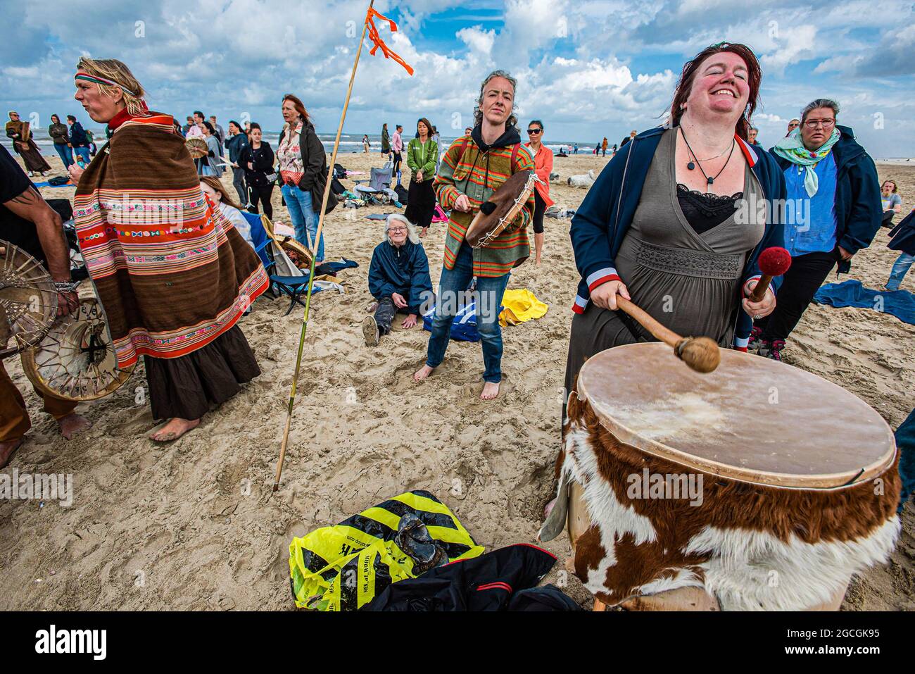 Une femme jouant un énorme tambour, pendant le rassemblement des  tambours.des centaines de manifestants du nouvel âge se sont rassemblés  pour chanter, danser et battre leur batterie sur le front de mer