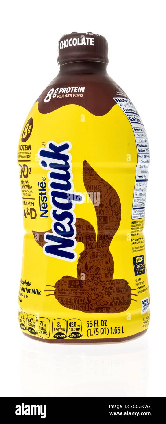 Winneconne, WI -30 juillet 2021 : une bouteille de lait au chocolat Nestle Nesquick sur un fond isolé Banque D'Images