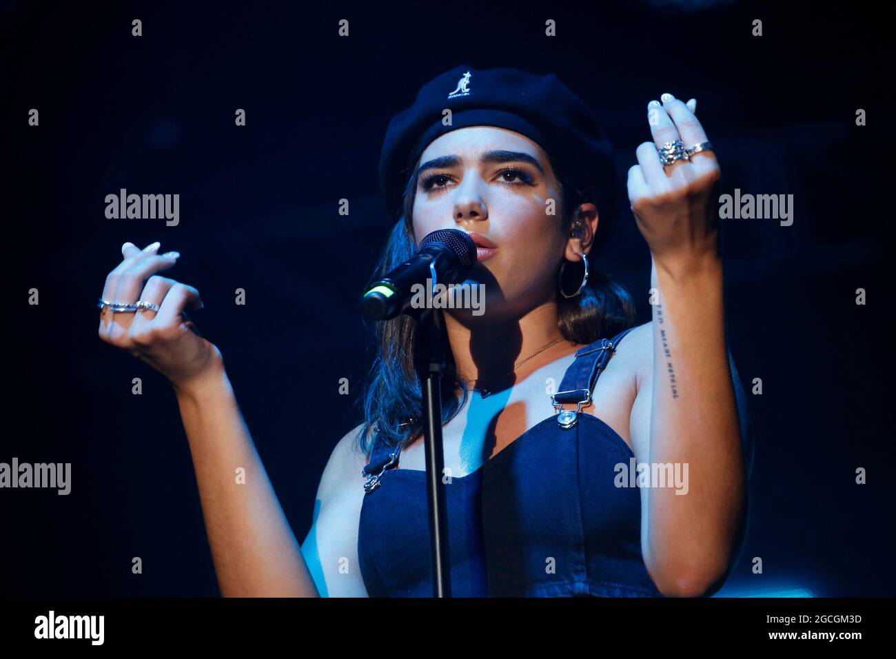 La chanteuse britannique Dua Lipa se produit sur la scène lors d'un festival de Pentaport Rock 2017 à Incheon, en Corée du Sud. Banque D'Images