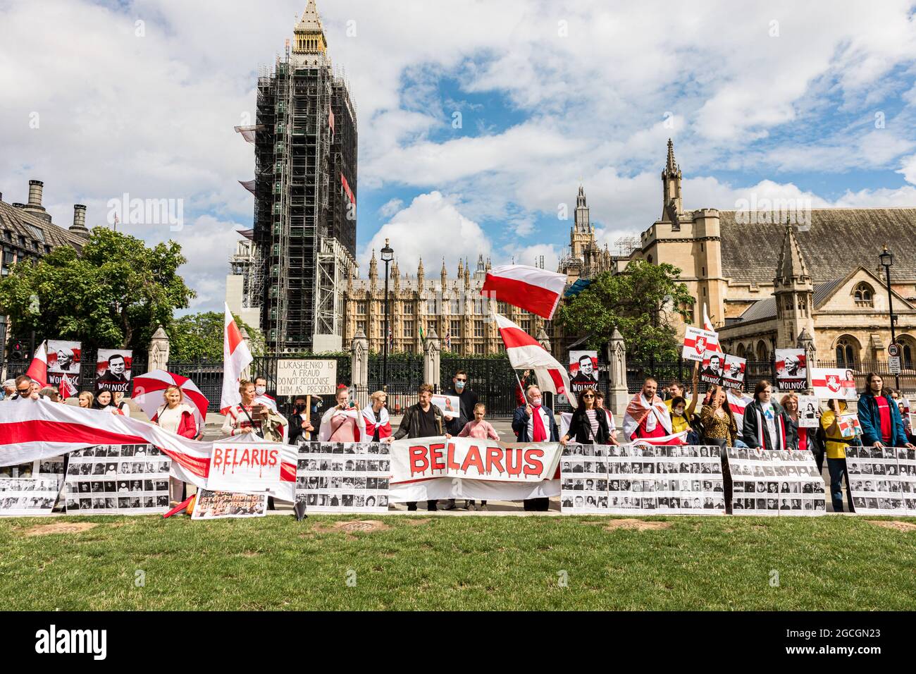 Londres, Royaume-Uni. 08 août 2021. Les manifestants tiennent des pancartes avec des photos de prisonniers politiques pendant la manifestation. Les Biélorusses se sont rassemblés sur la place du Parlement et ont ensuite défilé vers le pont de Westminster, accrochant un drapeau de la Biélorussie au-dessus du pont. Le 8 août marque un an depuis les élections présidentielles falsifiées de 2020. La marche a protesté contre les personnes sans droit sous le régime Loukachenko et appelle à la liberté des prisonniers politiques. (Photo de Belinda Jiao/SOPA Images/Sipa USA) crédit: SIPA USA/Alay Live News Banque D'Images