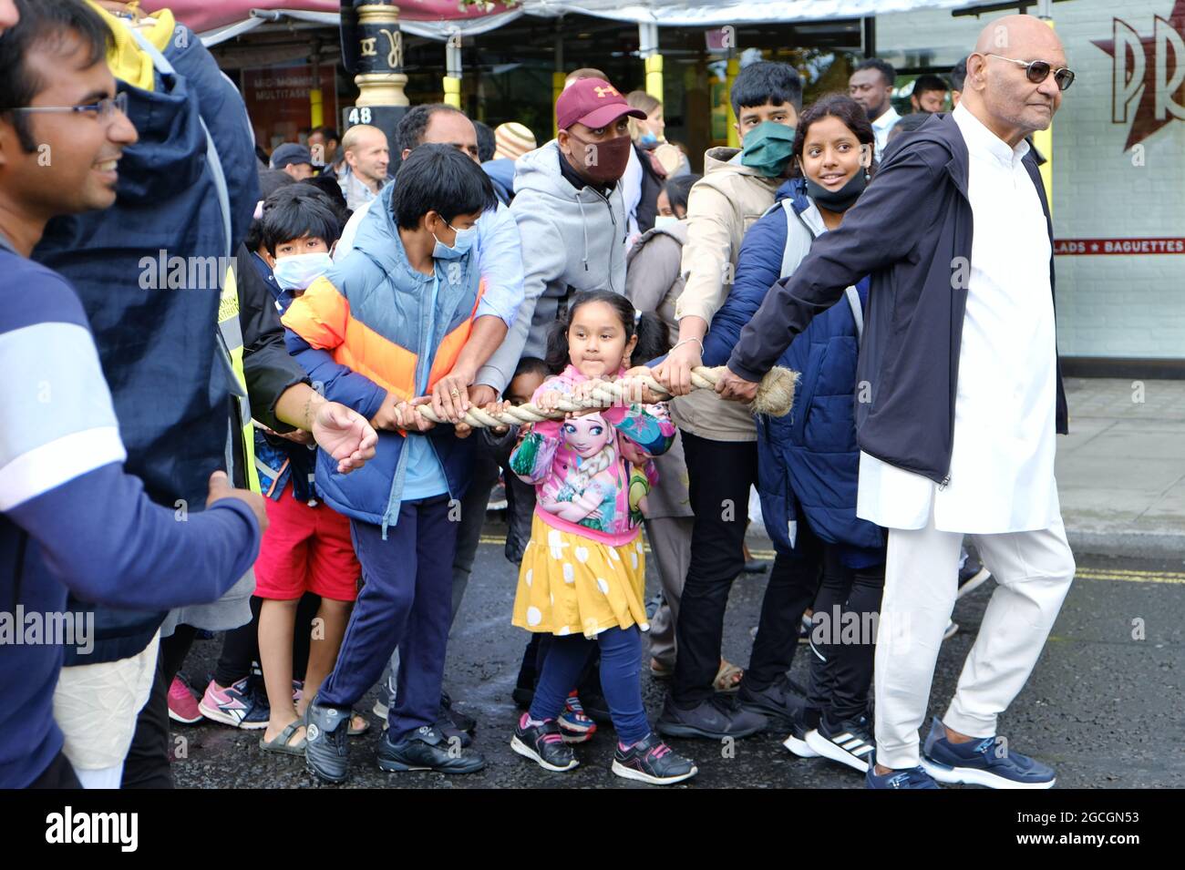 Londres, Royaume-Uni. Lièvre Krishna dévore un char en bois avec des cordes fixées à l'avant pendant le festival 'Rathayatra' Banque D'Images