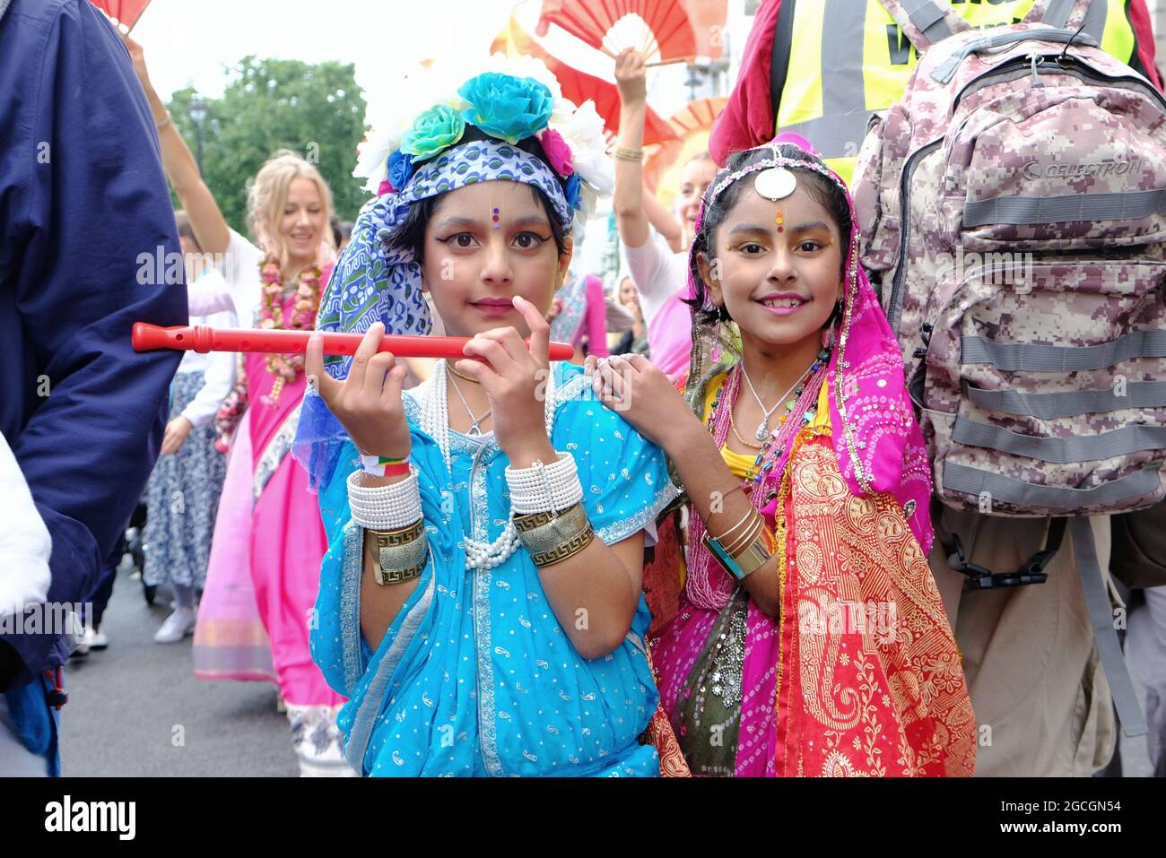 Les adeptes de Hare Krishna se rassemblent pour célébrer le Rathayatra ou le Festival des Chariots où ils chantaient et dansaient dans les rues du centre de Londres. Banque D'Images