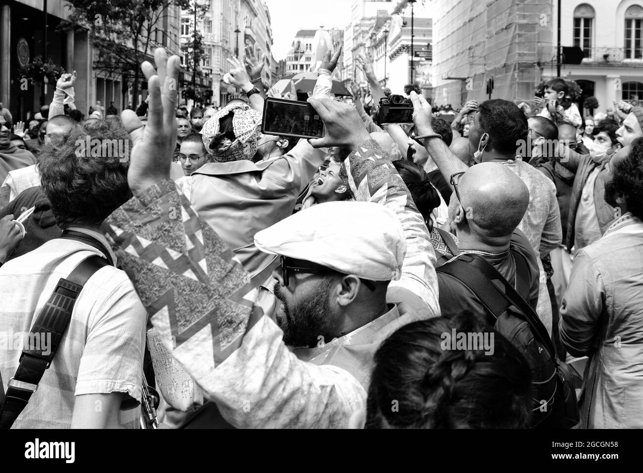 Les adeptes de Hare Krishna se rassemblent pour célébrer le Rathayatra ou le Festival des Chariots où ils chantaient et dansaient dans les rues du centre de Londres. Banque D'Images