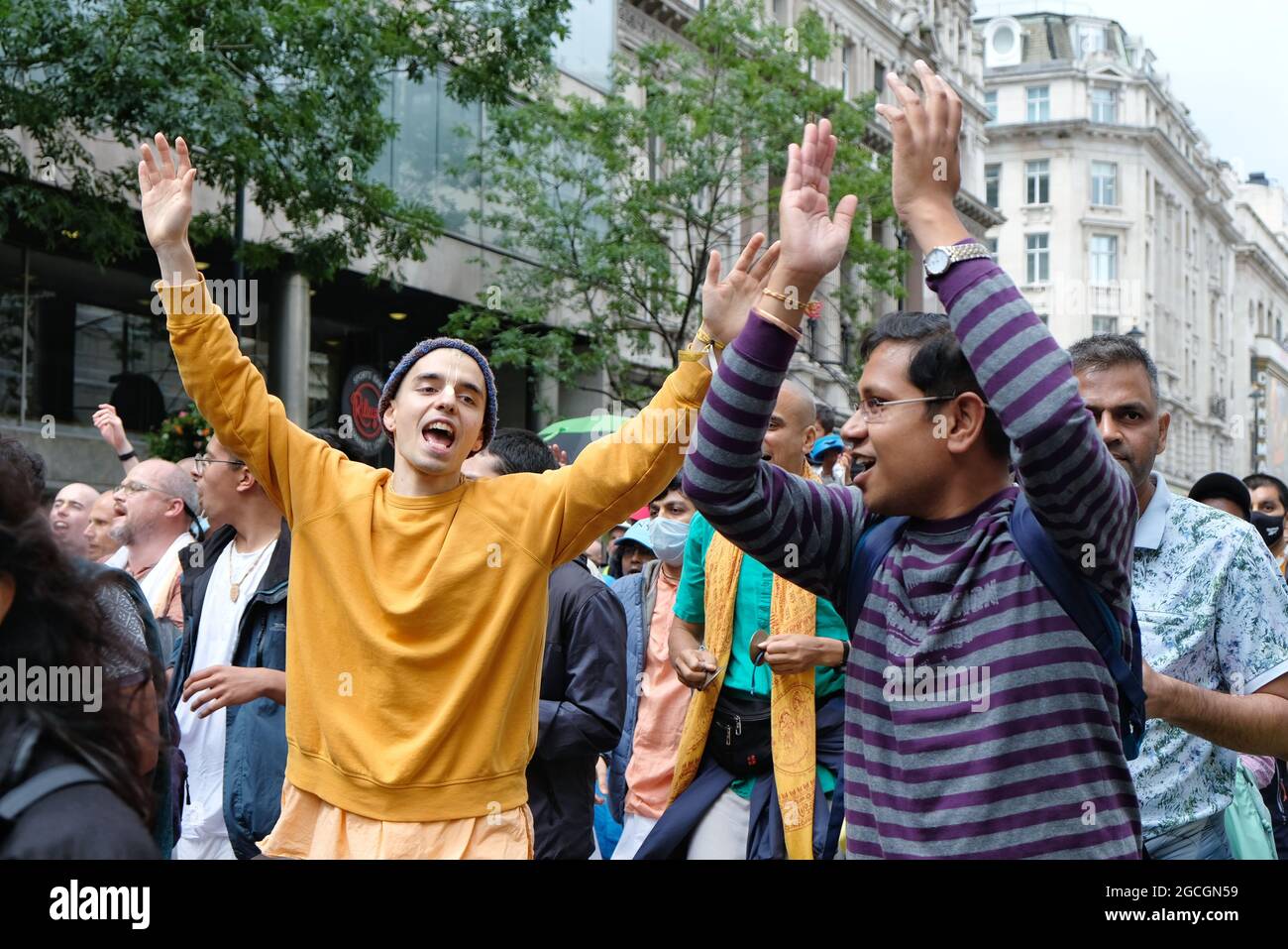 Les adeptes de Hare Krishna se rassemblent pour célébrer le Rathayatra ou le Festival des Chariots où ils chantaient et dansaient dans les rues du centre de Londres. Banque D'Images