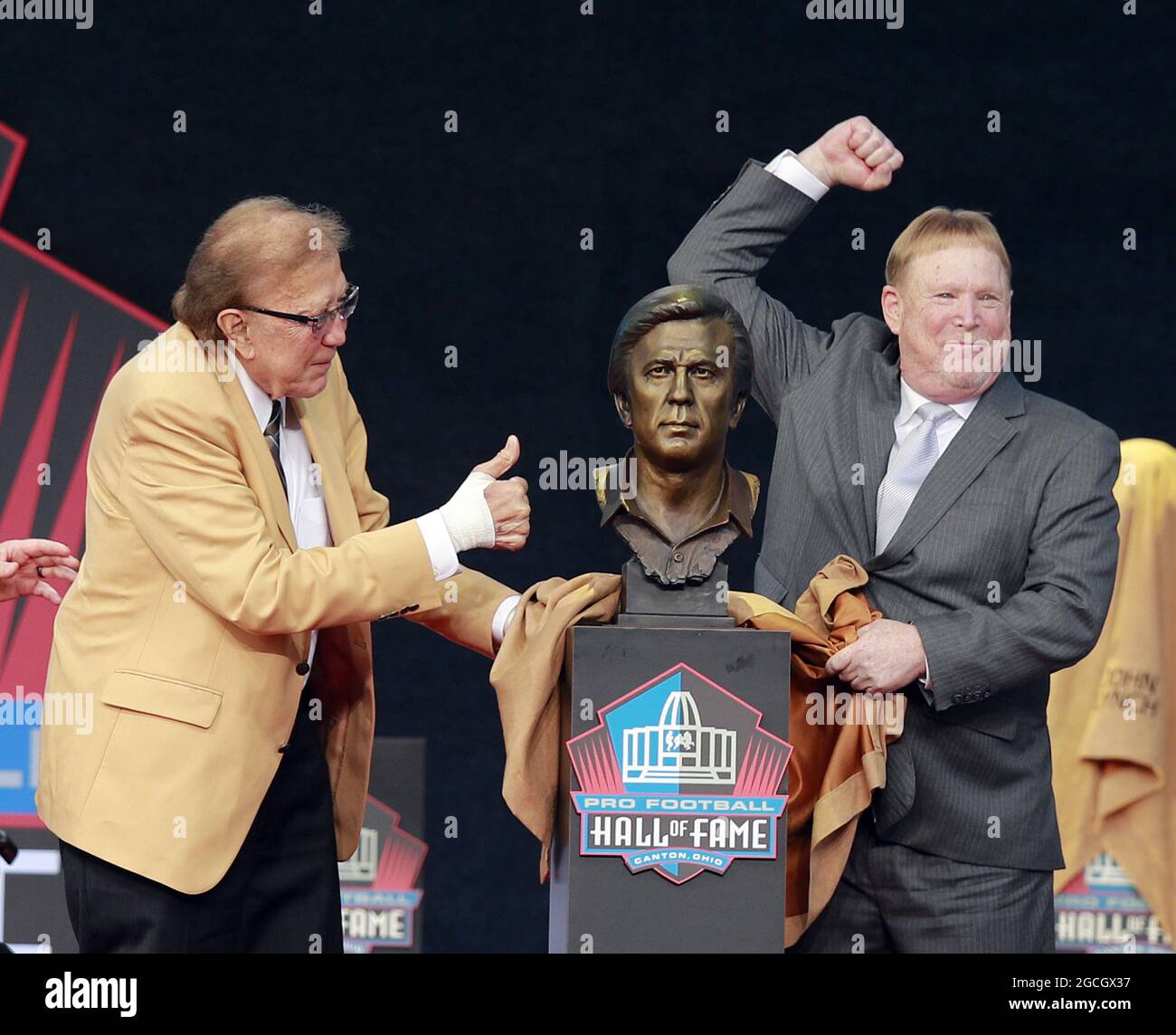 Canton, États-Unis. 08 août 2021. Tom Flores, intronisé en classe 2021, donne les pouces jusqu'à son buste aux côtés de Mark Davis, le propriétaire des Raiders de Las Vegas, lors de son enshrinement dans le Pro football Hall of Fame au stade Tom Benson Hall of Fame de Canton, Ohio, le dimanche 8 août 2021. Photo par Aaron Josefczyk/UPI crédit: UPI/Alay Live News Banque D'Images