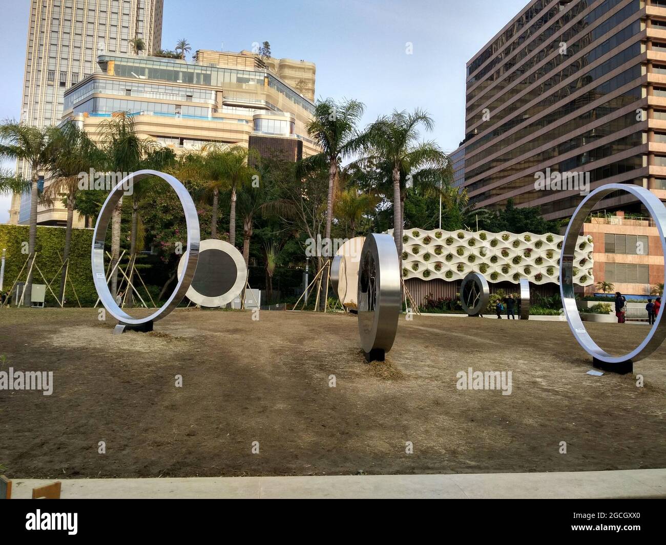 Magnifique art moderne et fonctionnel à Hong Kong, à côté du port de Victoria à Tsim Sha Tsui et Kowloon. Les disques amplifient le son. Banque D'Images