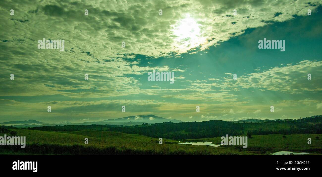 Ciel nuageux Atherton Tablelands, Mt Bellenden Ker et Mt Bartle frère en arrière-plan Banque D'Images