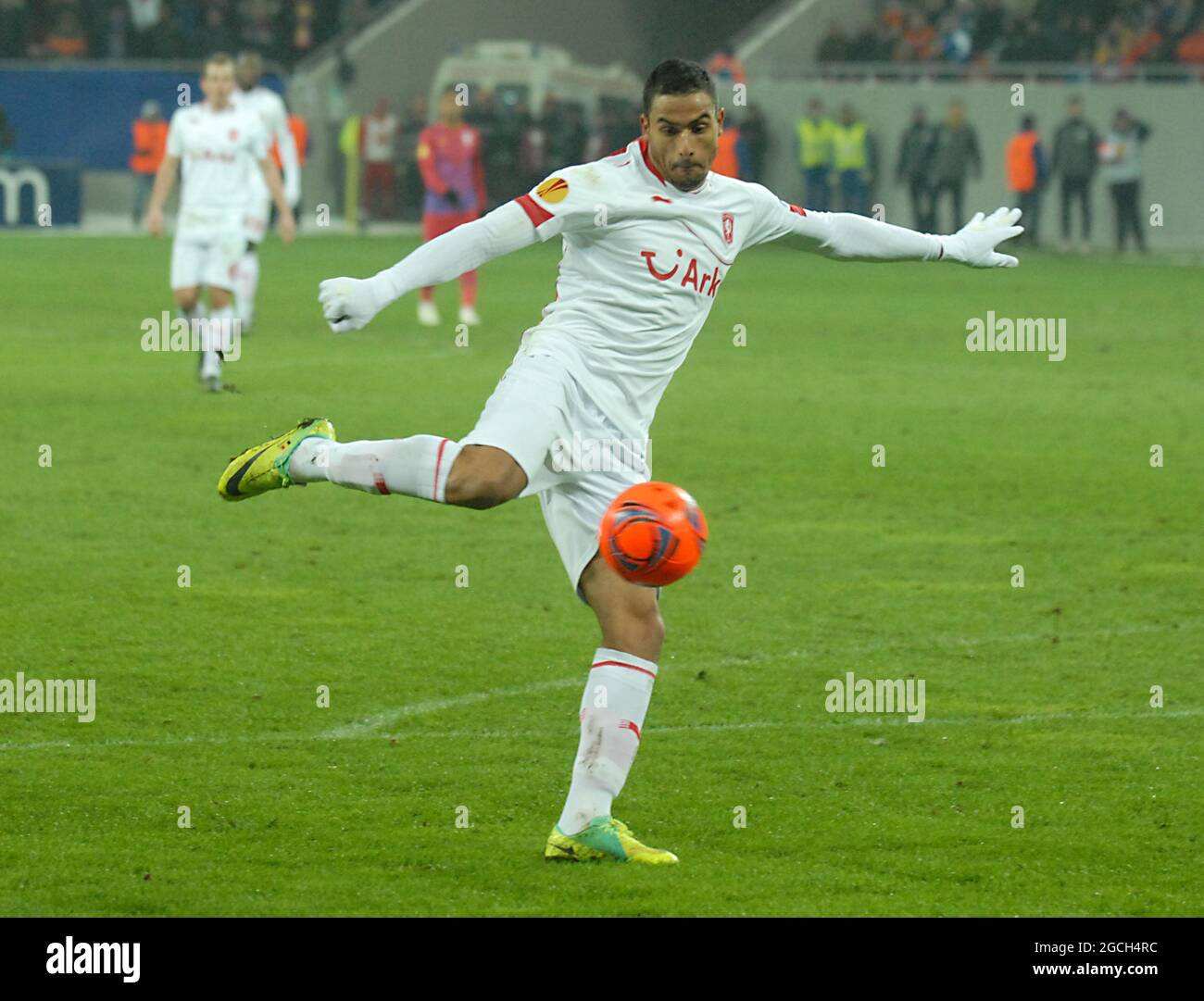 BUCAREST, ROUMANIE - 16 FÉVRIER 2012 : Nacer Chadli de Twente photographié en action pendant la première partie du jeu de 32 de l'UEFA Europa League Round 2011/12 entre la FCSB et le FC Twente à l'arène nationale. Banque D'Images