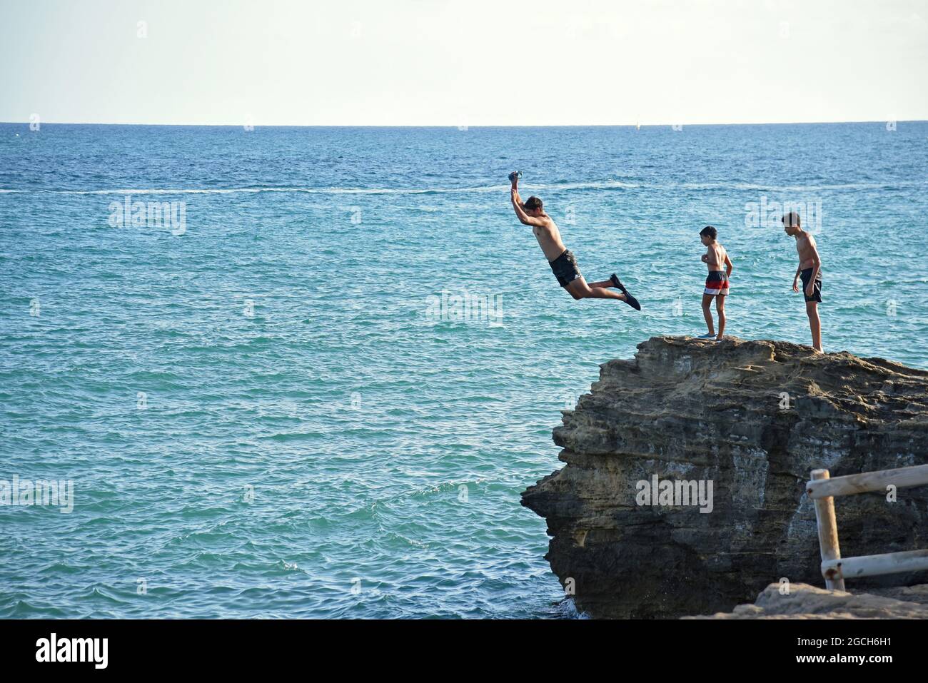 Roda de Bara, Espagne. 05 août 2021. Un jeune homme plonge dans la mer depuis une falaise à la plage du Roc de Sant Gaieta à Roda de Bara.les jeunes sautent des falaises à la plage du Roc de Sant Gaieta à Roda de Bara (Tarragone Espagne), une pratique qui est interdite, dangereux et peut causer de graves blessures corporelles et même la mort par l'impact contre les roches. (Photo de Ramon Costa/SOPA Images/Sipa USA) crédit: SIPA USA/Alay Live News Banque D'Images