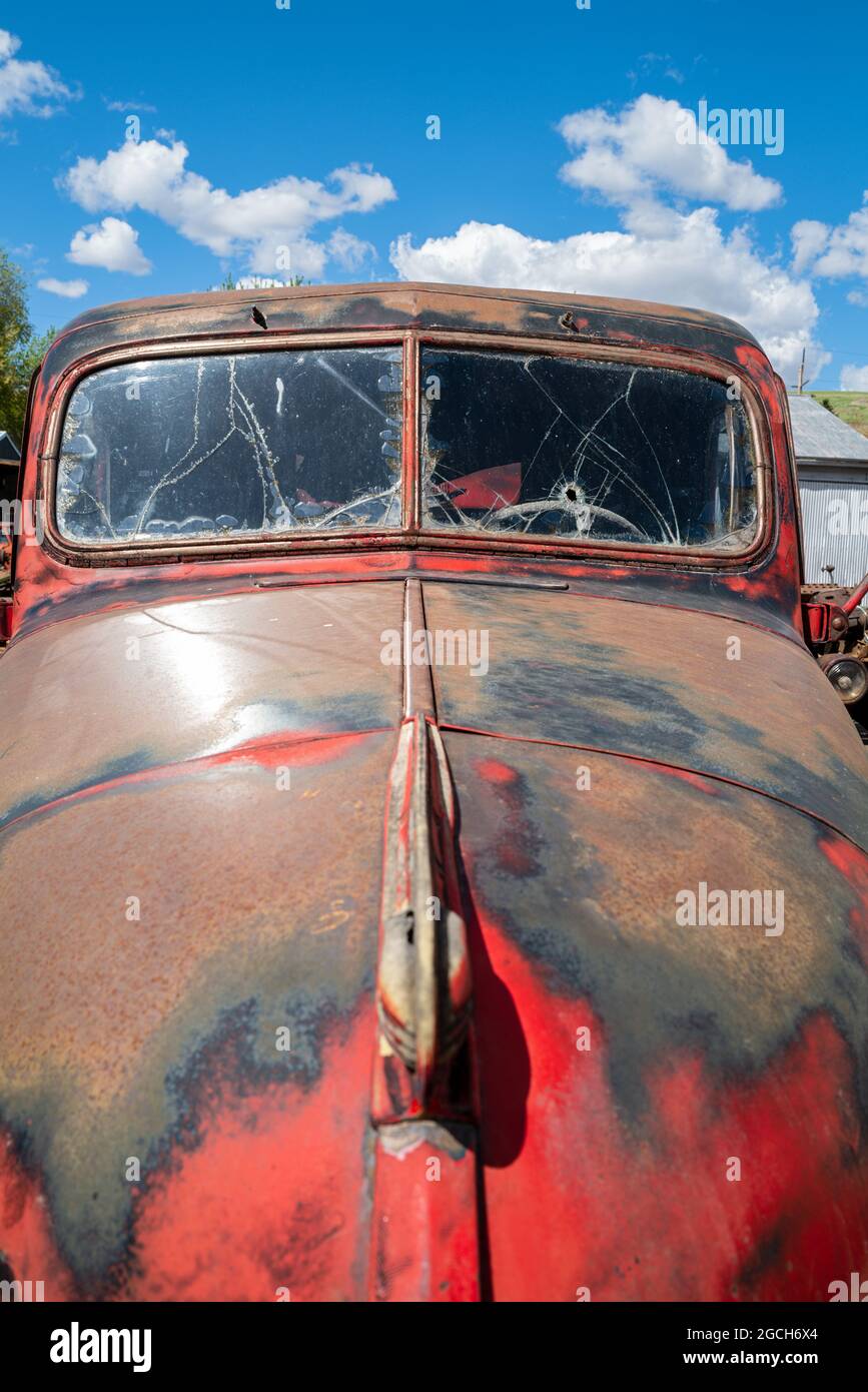 Pomeroy, Washington, Etats-Unis - Mai 4,2021: Le capot et le pare-brise fissuré d'un camion Dodge antique Banque D'Images