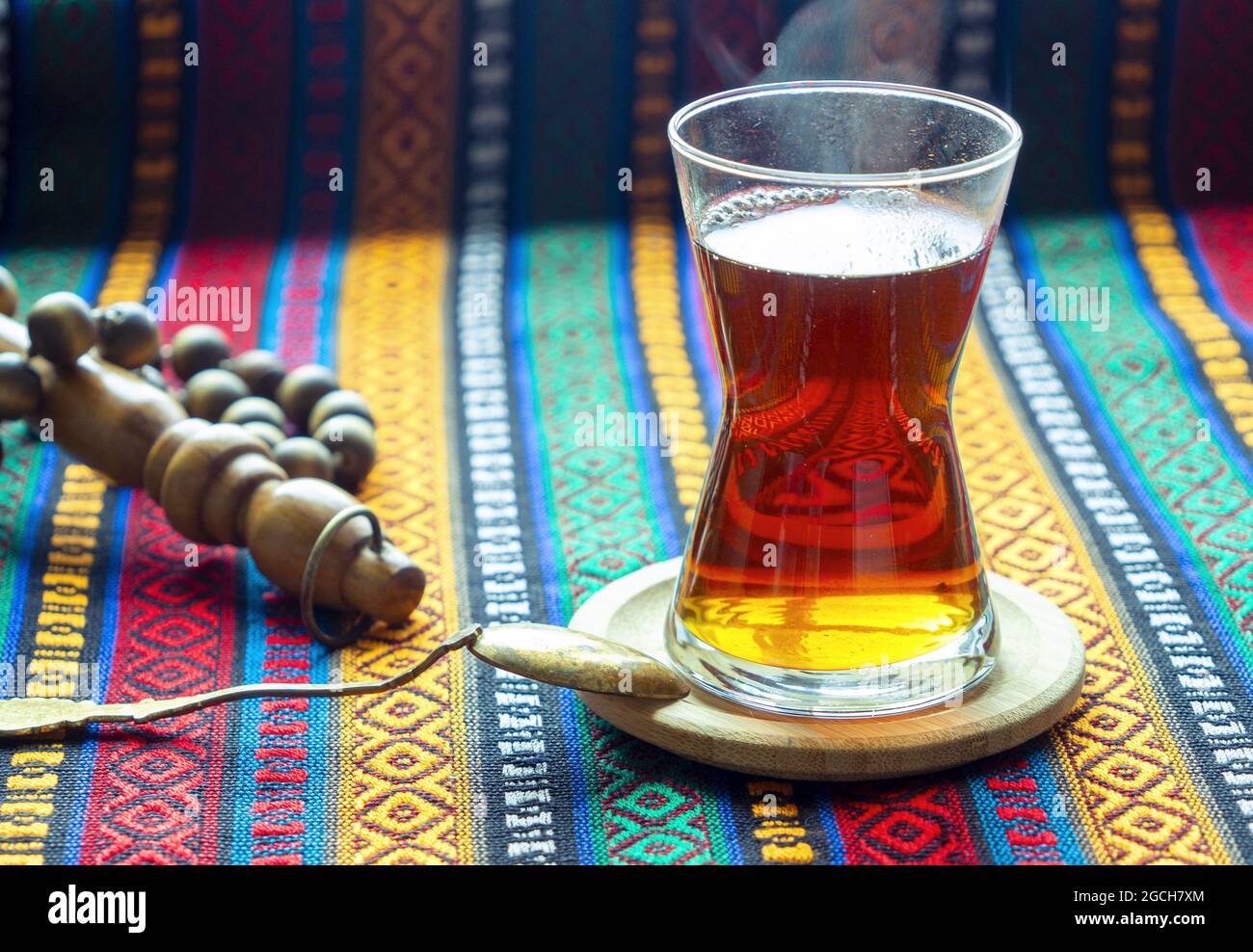 Thé turc traditionnel dans un verre sur la table. Thé chaud noir. Istanbul, Turquie Banque D'Images