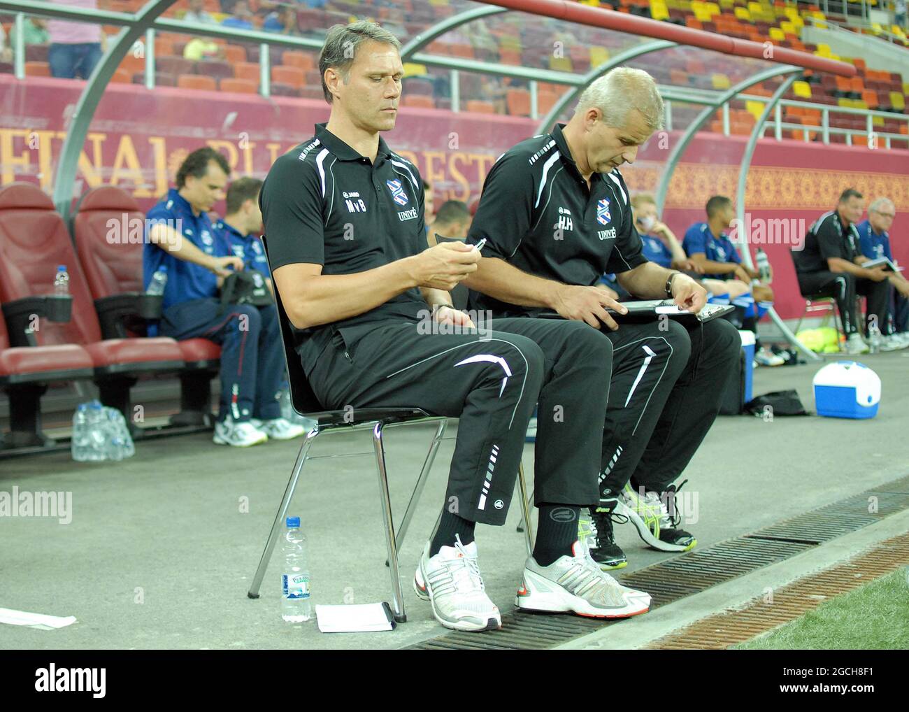 BUCAREST, ROUMANIE - 9 AOÛT 2012 : Marco van Basten photographié avant la deuxième partie de l'UEFA Europa League 2012/13 troisième partie de qualification entre Rapid Bucuresti et le FC Heerenveen à l'arène nationale. Banque D'Images