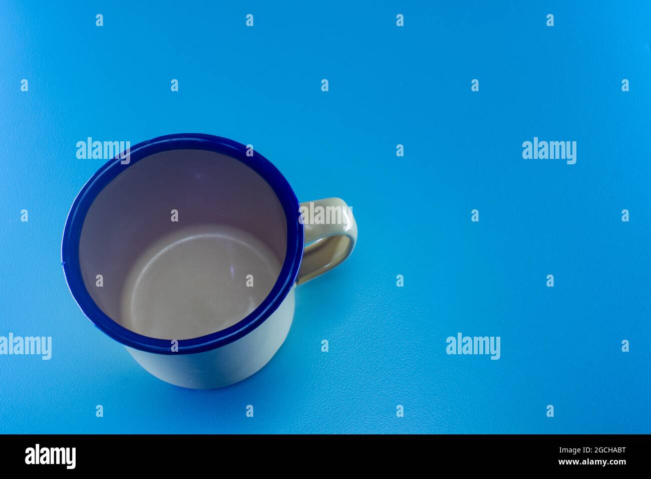 Tasse en étain légendaire vintage sur fond bleu Photo Stock - Alamy