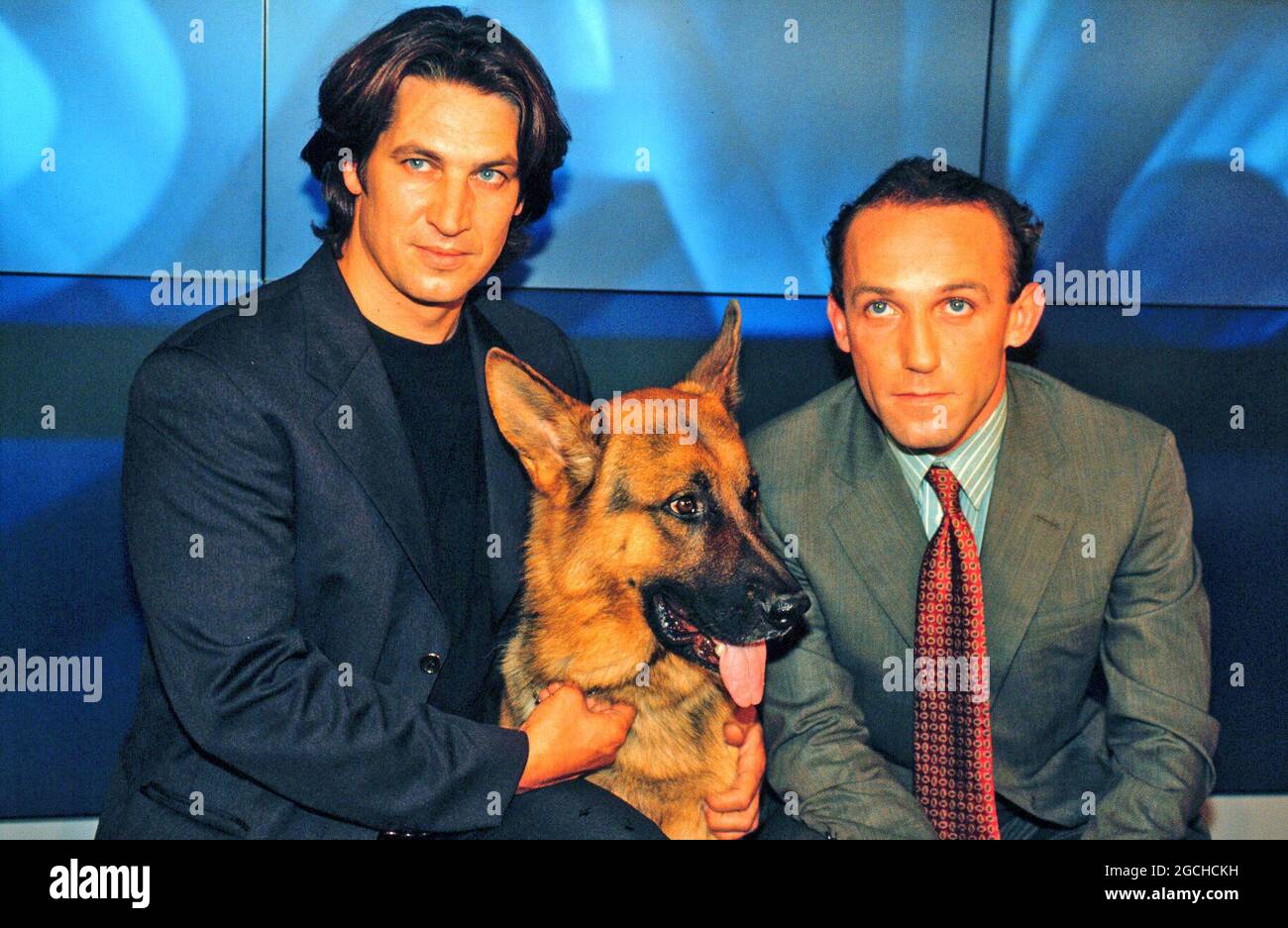 Kommissar Rex, SAT1 TV Krimi-Serie, 1995, Ermittler-Team: Tobias Moretti als Moser, Schäferhund Rex, Karl Markovics als Stockinger. Kommissar Rex, SAT1 série de crimes télévisés, 1995, l'équipe: Tobias Moretti, Berger allemand Rex et Karl Markovics. Banque D'Images