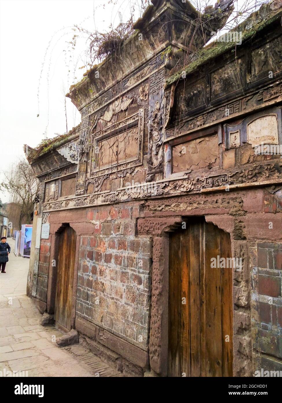 Un beau bâtiment ancien surcultivé dans le quartier de Lizhuang de la ville de Yibin dans le Sichuan, en Chine Banque D'Images